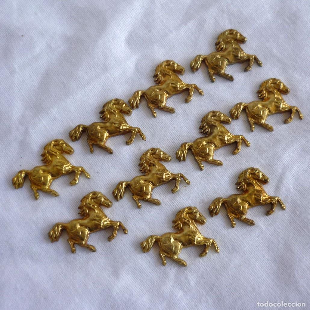 Pins e Spille di collezione: 10 figuras met&aacute;licas en miniatura de caballos