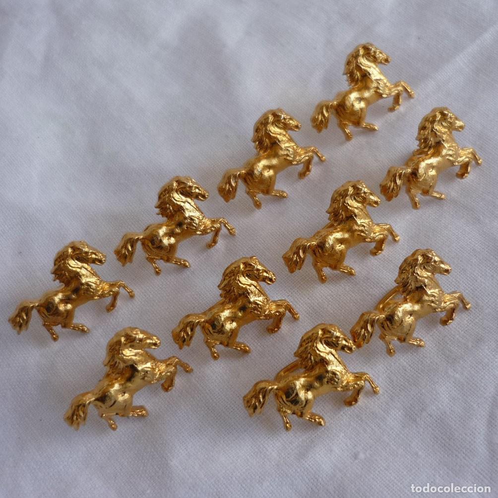 Pins e Spille di collezione: 10 figuras met&aacute;licas en miniatura de caballos