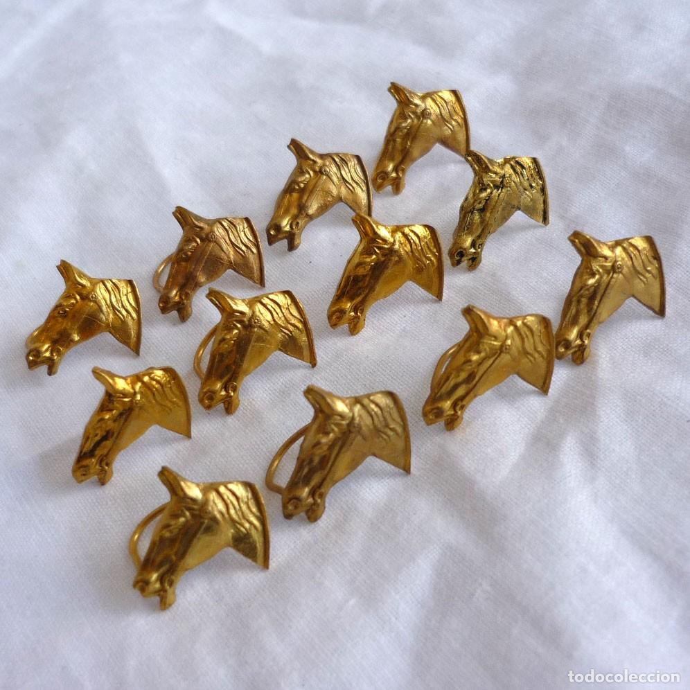 Pins e Spille di collezione: 12 insignias de caballos dorados con anilla