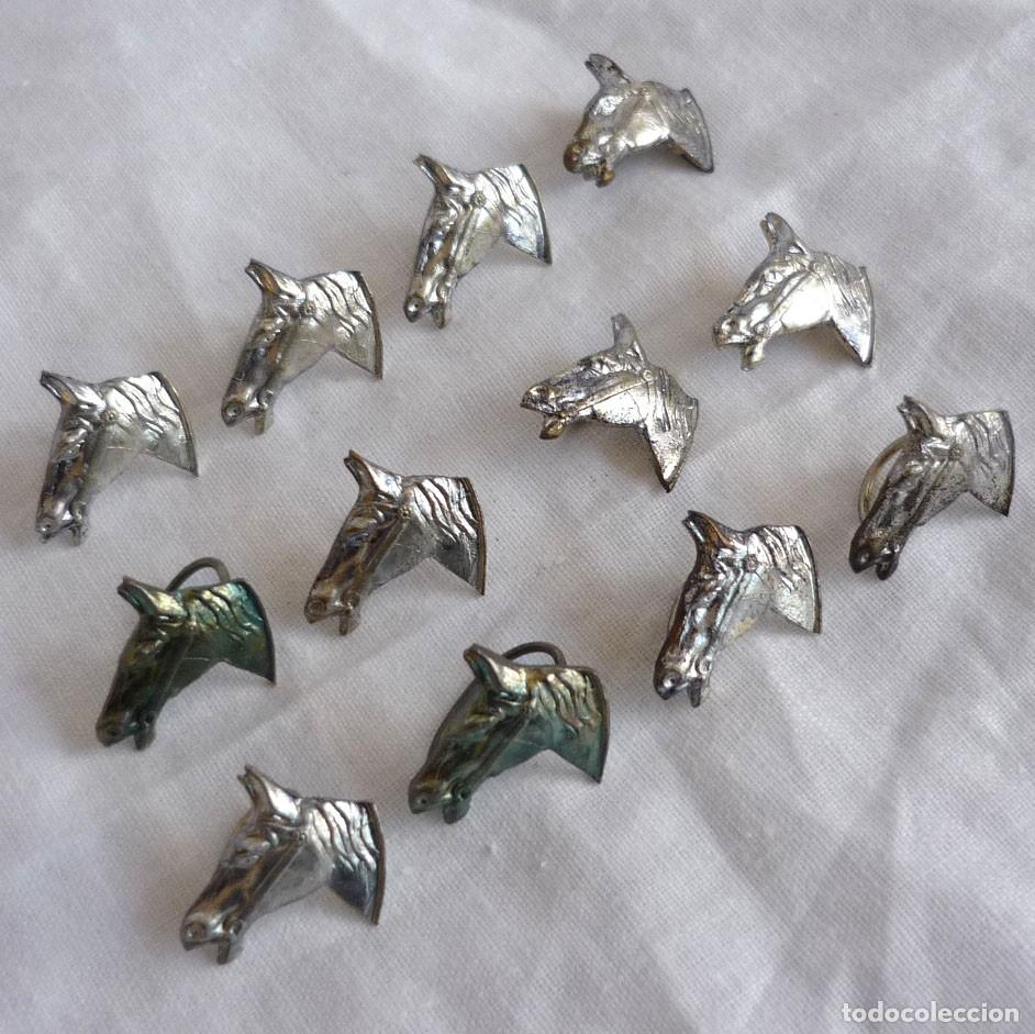 Pins e Spille di collezione: 12 insignias de caballos plateados con anilla