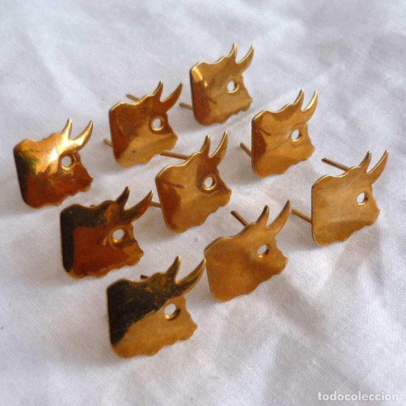 Pins e Spille di collezione: 9 insignias de lat&oacute;n cabeza de toro