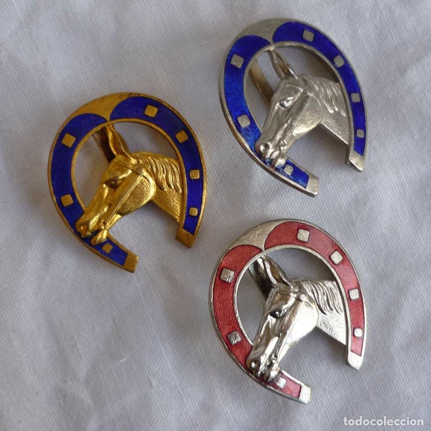 Pins e Spille di collezione: 3 insignias en metal lacado herradura caballo h&iacute;pica
