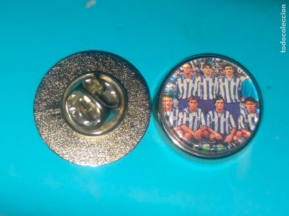 Sammlung von Pins: pin redondo metal - FUTBOL club deportivo Alav&eacute;s jugador plantilla
