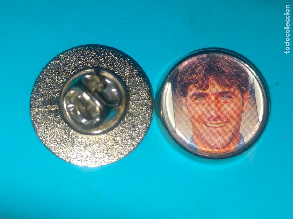 Collection pins: pin redondo metal - FUTBOL club deportivo Alav&eacute;s jugador plantilla