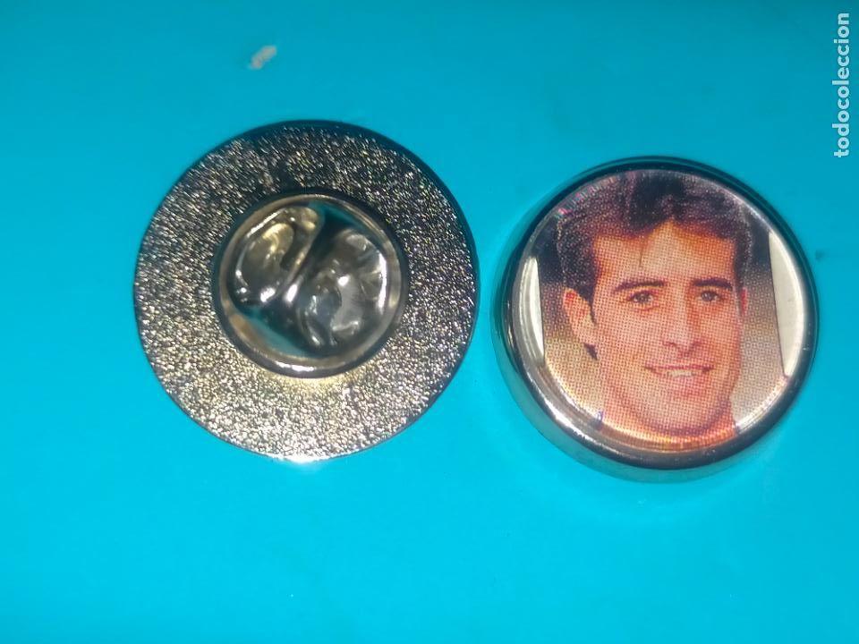 Collection pins: pin redondo metal - FUTBOL club deportivo Alav&eacute;s jugador plantilla