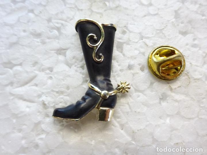 Collection pins: PIN BOTA CON ESPUELA COWBOYS COWGIRLS. OESTE. ALTO RELIEVE