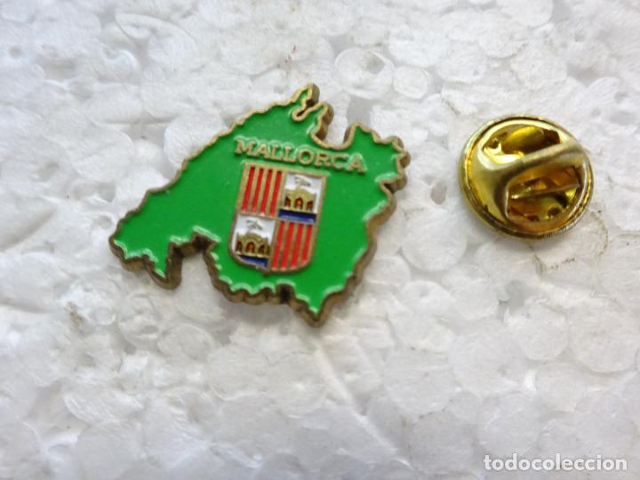 Pins e Spille di collezione: PIN DE TURISMO. MAPA DE MALLORCA Y ESCUDO HER&Aacute;LDICO