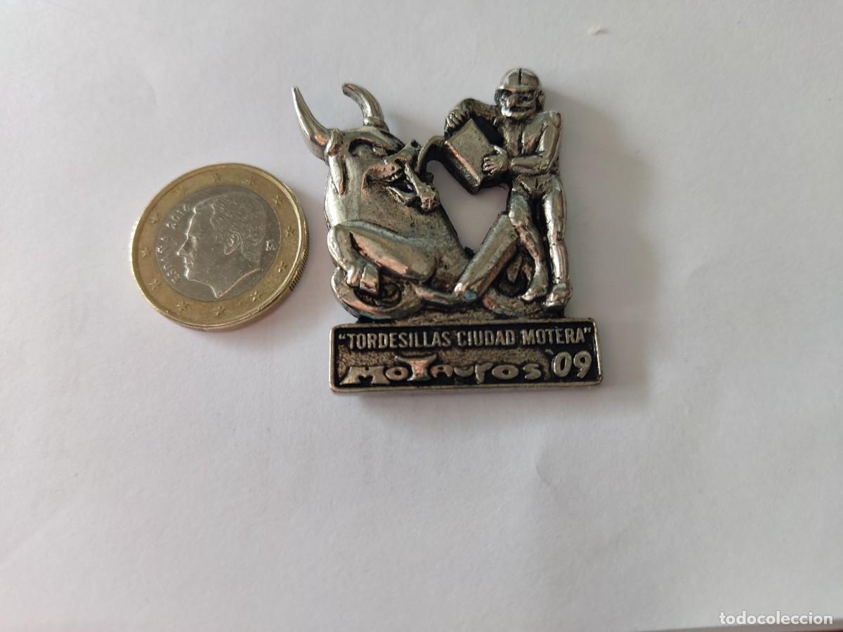 Pins de colecci&oacute;n: PIN MOTAUROS 09- TORDESILLAS CIUDAD MOTERA- EN RELIEVE TONO PLATEADO.