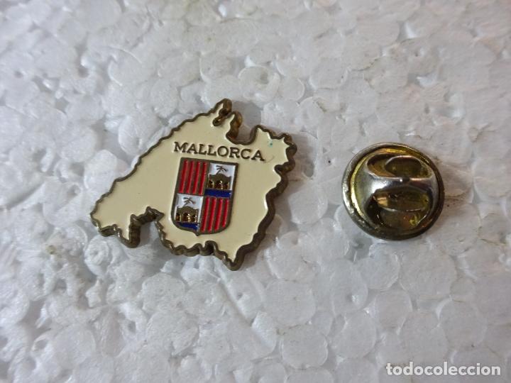 Pins de colecci&oacute;n: PIN DE TURISMO HER&Aacute;LDICA. MAPA ESCUDO DE MALLORCA
