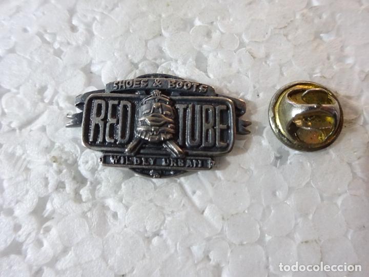 Pins de colecci&oacute;n: PIN DE MARCAS DE ROPA. RED TUBE SHOES BOOTS BOTAS
