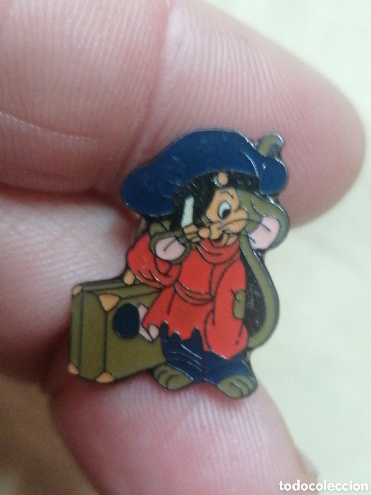 Pins de colecci&oacute;n: Pin personaje rat&oacute;n con maleta viajante