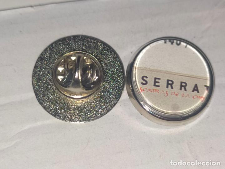 Pins de colecci&oacute;n: pin redondo metal - m&uacute;sica cantante grupo JOAN MANUEL SERRAT