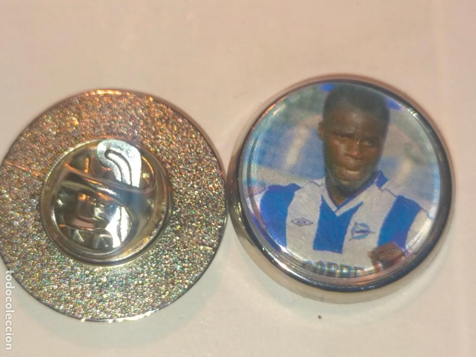 Collection pins: PIN REDONDO METAL - FUTBOL CLUB DEPORTIVO ALAV&Eacute;S JUGADOR PLANTILLA EQUIPO