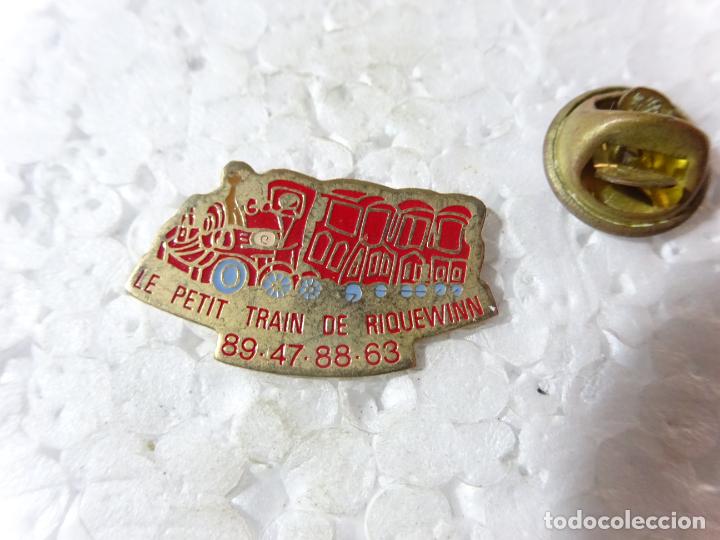 Pins e Spille di collezione: PIN DE TRENES FERROCARRILES. TRENECITO BUS TUR&Iacute;STICO LE PETIT TRAIN RIQUEWINN FRANCIA