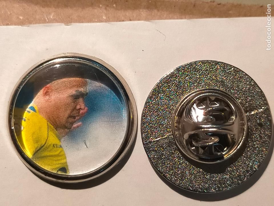 Pin's de collection: PIN REDONDO METAL - FUTBOL EQUIPO CADIZ CLUB DE FUTBOL JUGADOR PLANTILLA ALINEACION