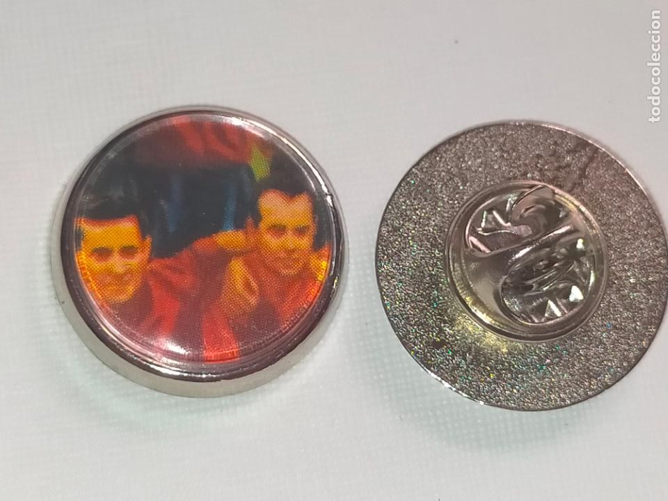 Collection pins: PIN REDONDO METAL - futbol imagen de jugador de la seleccion espa&ntilde;ola del mundial 82