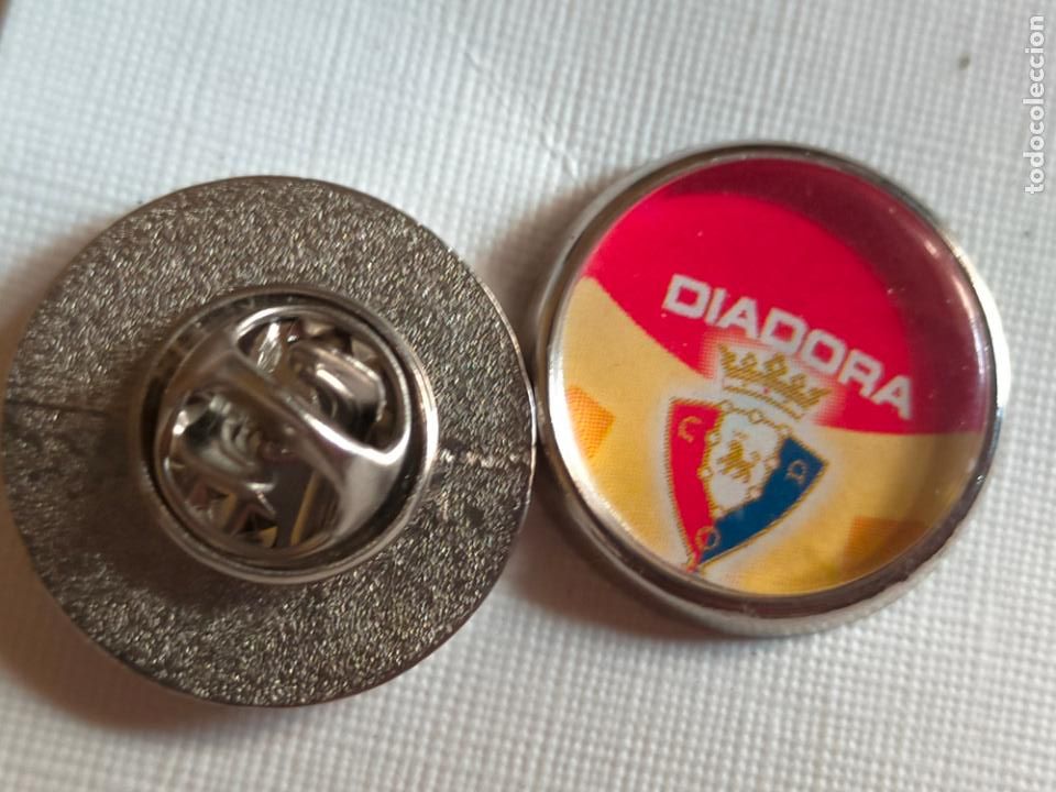 Collection pins: PIN REDONDO METAL - futbol escudo club osasuna FUTBOL ATLETICO CLUB OSASUNA diadora
