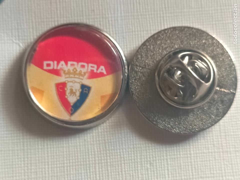 Collection pins: PIN REDONDO METAL - futbol escudo club osasuna FUTBOL ATLETICO CLUB OSASUNA diadora
