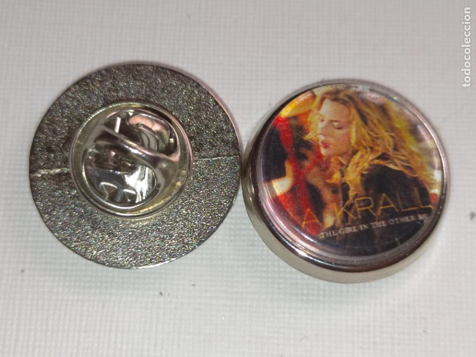 Pins de colecci&oacute;n: pin redondo metal - musica cantante grupo - Diana krall