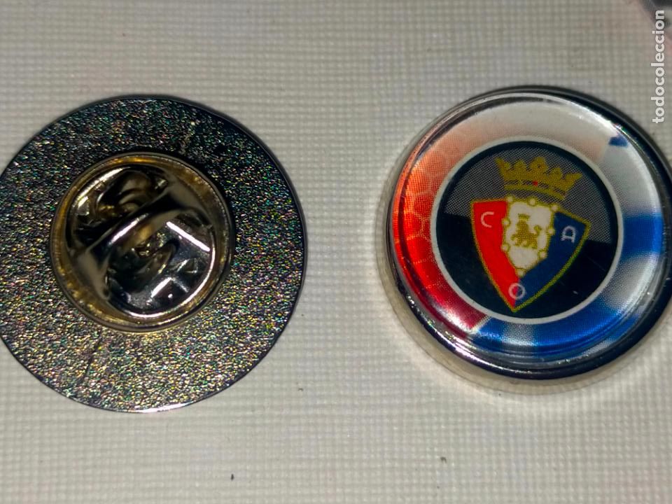 Pins de colecci&oacute;n: PIN REDONDO METAL - FUTBOL EQUIPO COMPONENTE O JUGADOR DEL CLUB - osasuna escudo
