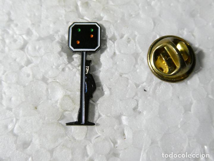Sammlung von Pins: PIN DE TRENES FERROCARRILES. SE&Ntilde;ALIZACI&Oacute;N FERROVIARIA. SEM&Aacute;FORO.