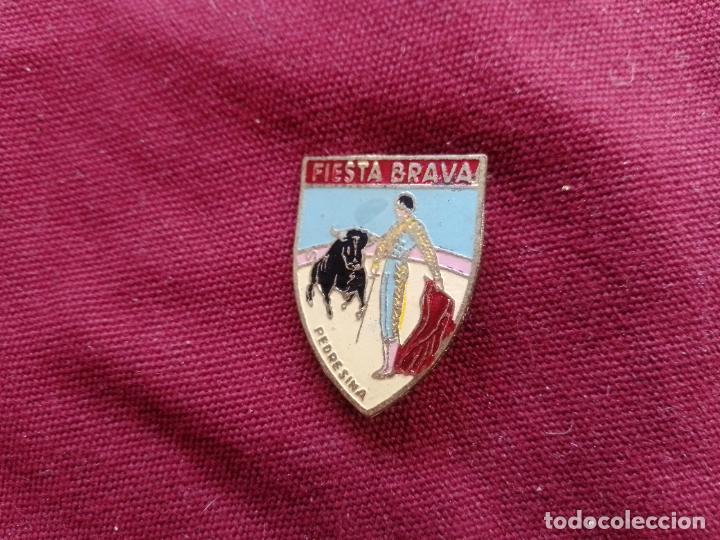 Pins de colecci&oacute;n: Toros. Tauromaquia. Insignia antigua de imperdible