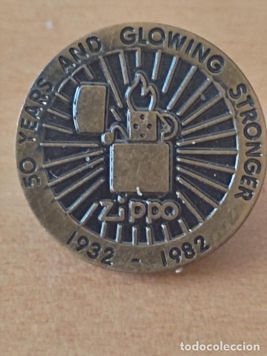 Pins de colecci&oacute;n: ZIPPO 50 ANIVERSARIO A&Ntilde;OS GLOWING STRONGER 1932 1982 PIN PINCHO TONO LAT&Oacute;N 1,8 CMS