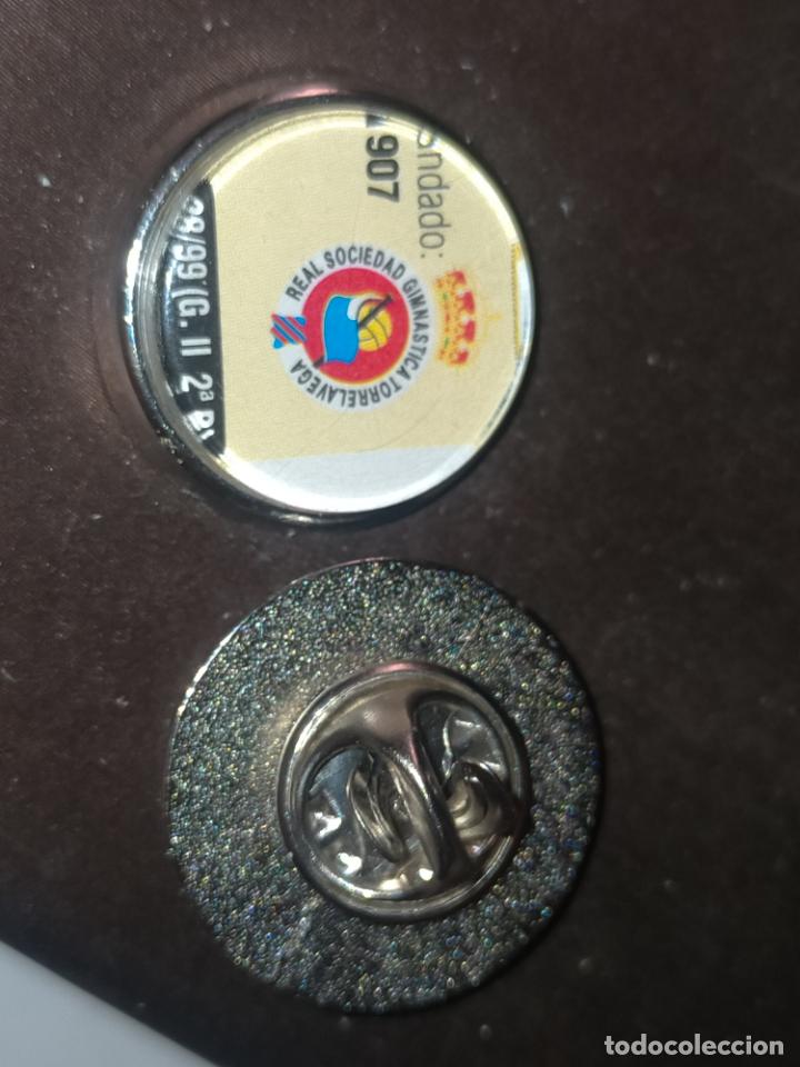 Pins de colecci&oacute;n: pin redondo metal - f&uacute;tbol club liga equipo real sociedad gimn&aacute;stica Torrelavega