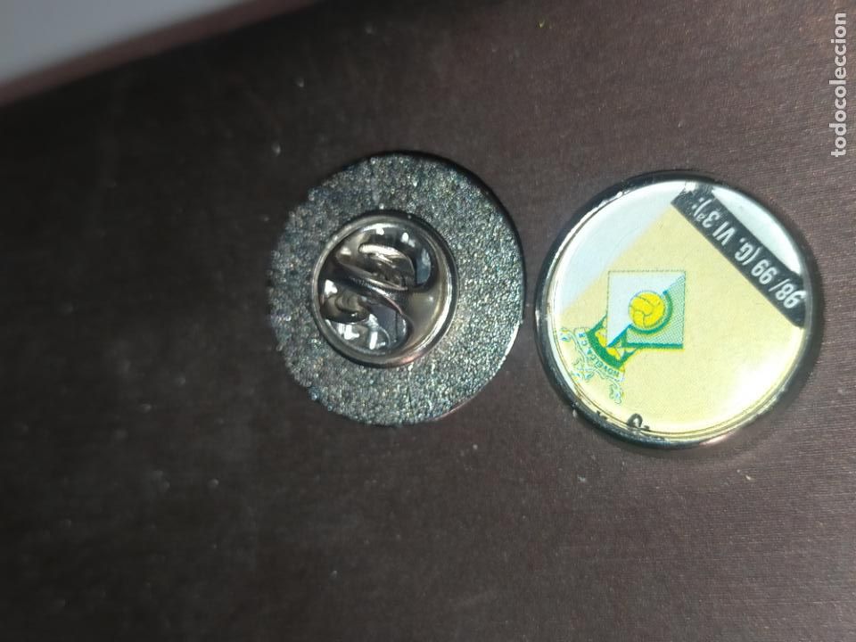 Pins de colecci&oacute;n: pin redondo metal - f&uacute;tbol club liga equipo Novelda