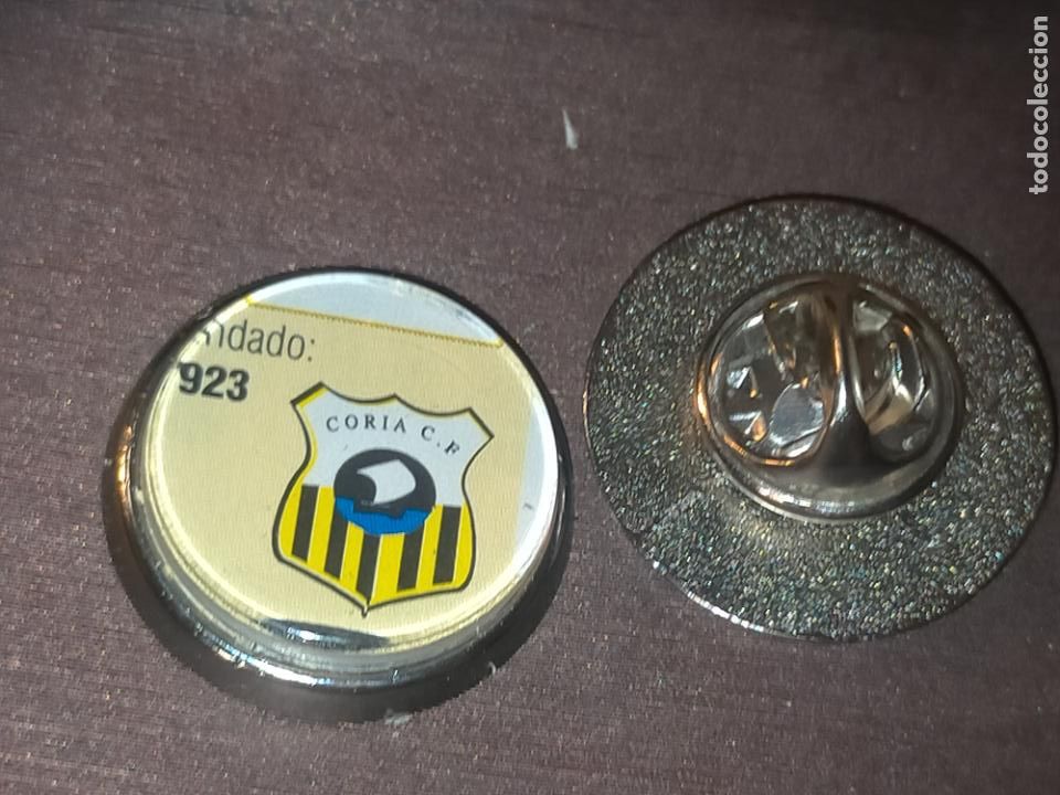 Pins de colecci&oacute;n: pin redondo metal - f&uacute;tbol club liga equipo Coria del r&iacute;o Sevilla