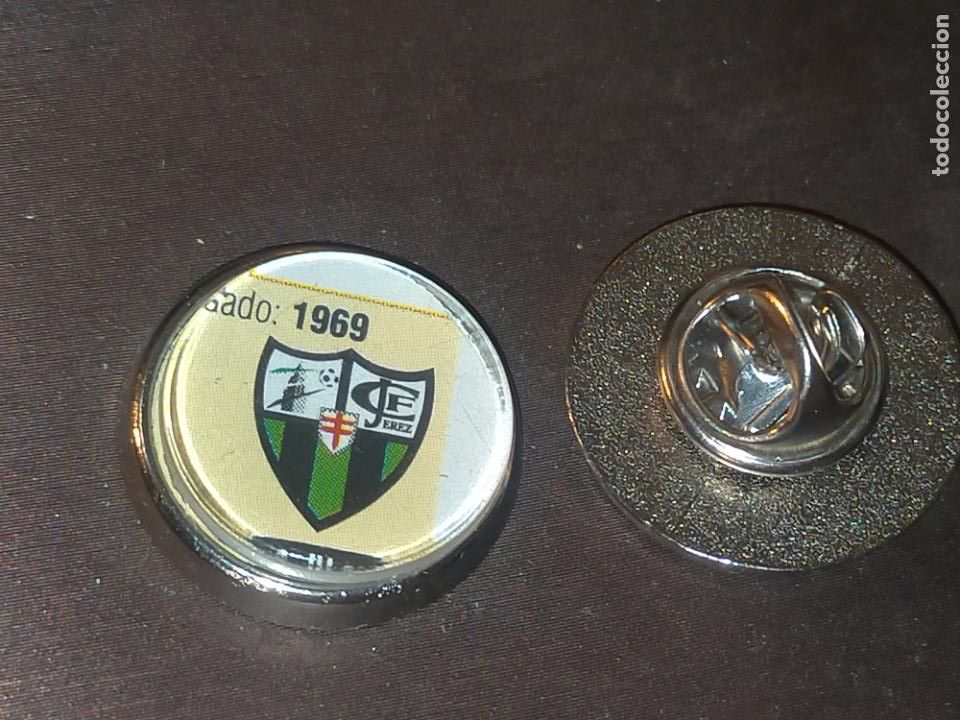 Pins de colecci&oacute;n: pin redondo metal - f&uacute;tbol club liga equipo Jerez C&aacute;diz