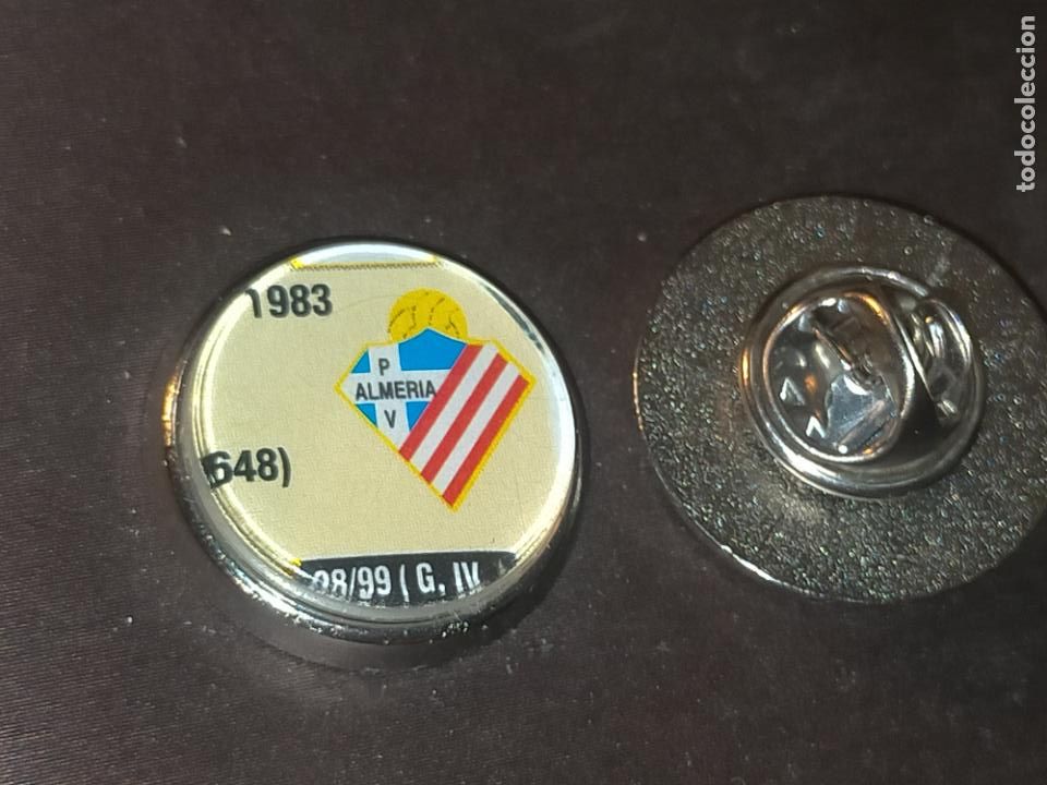 Pins de colecci&oacute;n: pin redondo metal - f&uacute;tbol club liga equipo pvo. Almer&iacute;a