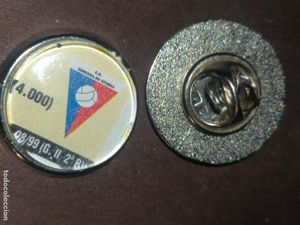 Pins de colecci&oacute;n: pin redondo metal - f&uacute;tbol club liga equipo Aurrera de Vitoria