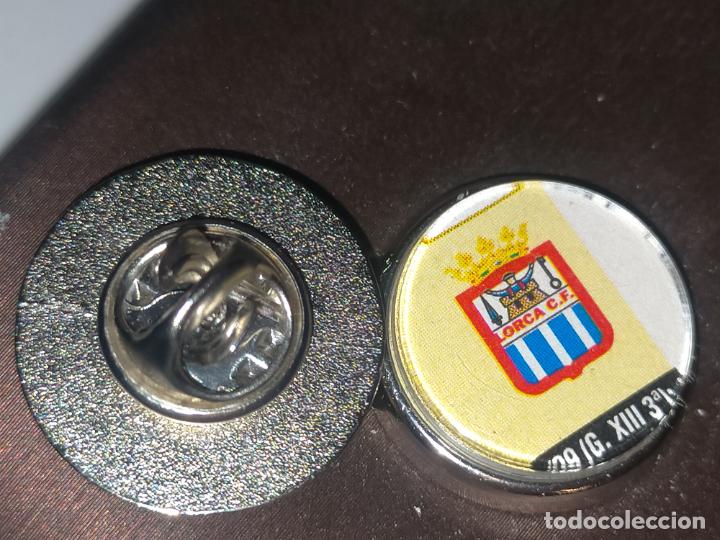 Pins de colecci&oacute;n: pin redondo metal - f&uacute;tbol club liga equipo lorca