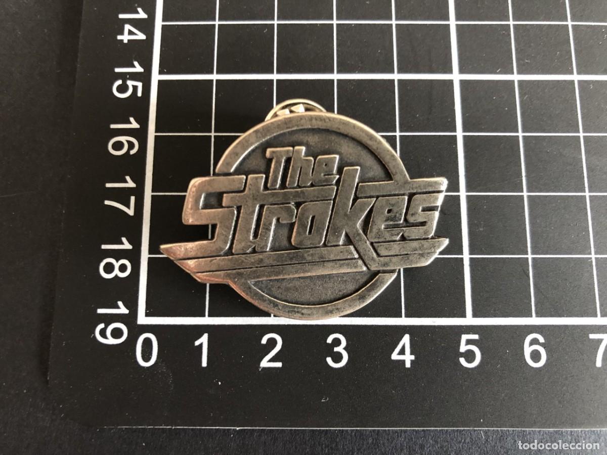 Pins de cole&ccedil;&atilde;o: PIN O BROCHE METALICO DE GRAN TAMA&Ntilde;O, THE STROKES ART&Iacute;CULO NUEVO Y SIN USO ACABADO CROMO MATE