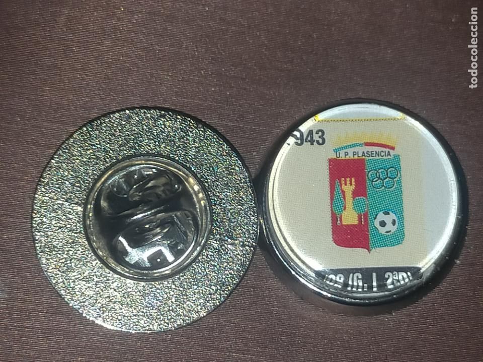 Sammlung von Pins: PIN REDONDO METAL - FUTBOL CLUB escudo EQUIPO - Plasencia C&aacute;ceres