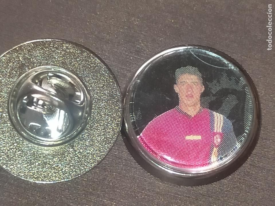 Collection pins: PIN REDONDO METAL - f&uacute;tbol jugador Caminero selecci&oacute;n espa&ntilde;ola
