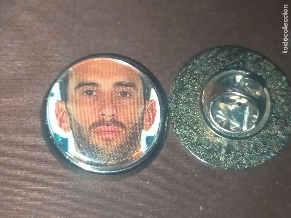 Pin's de collection: PIN REDONDO METAL - FUTBOL CLUB JUGADOR EQUIPO - ATLETICO DE MADRID