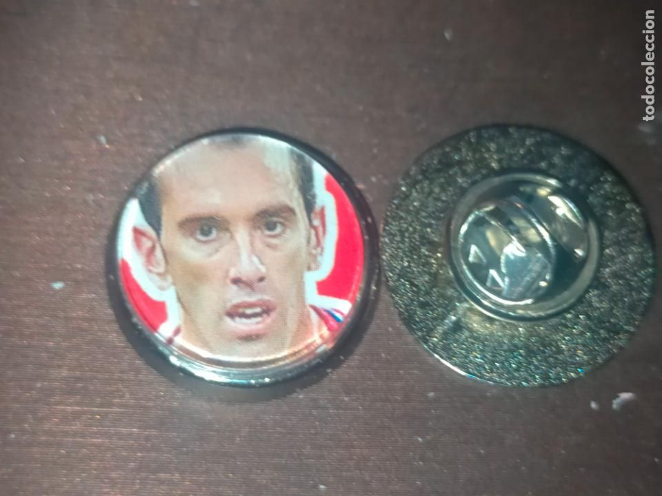 Pin's de collection: PIN REDONDO METAL - FUTBOL CLUB JUGADOR EQUIPO - ATLETICO DE MADRID