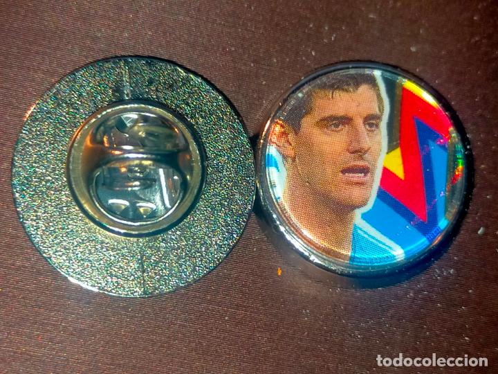 Pins de cole&ccedil;&atilde;o: PIN REDONDO METAL - F&Uacute;TBOL liga jugador equipo REAL MADRID