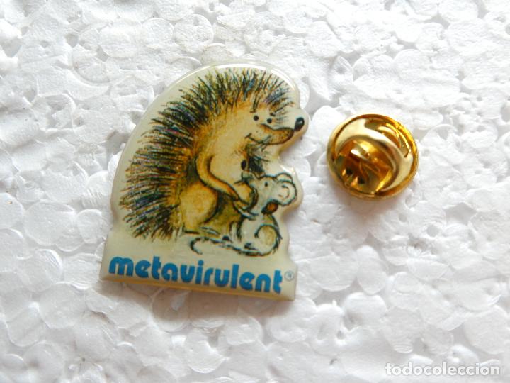 Collection pins: PIN DE SANIDAD MEDICINAS MEDICAMENTOS. METAVIRULENT ERIZO