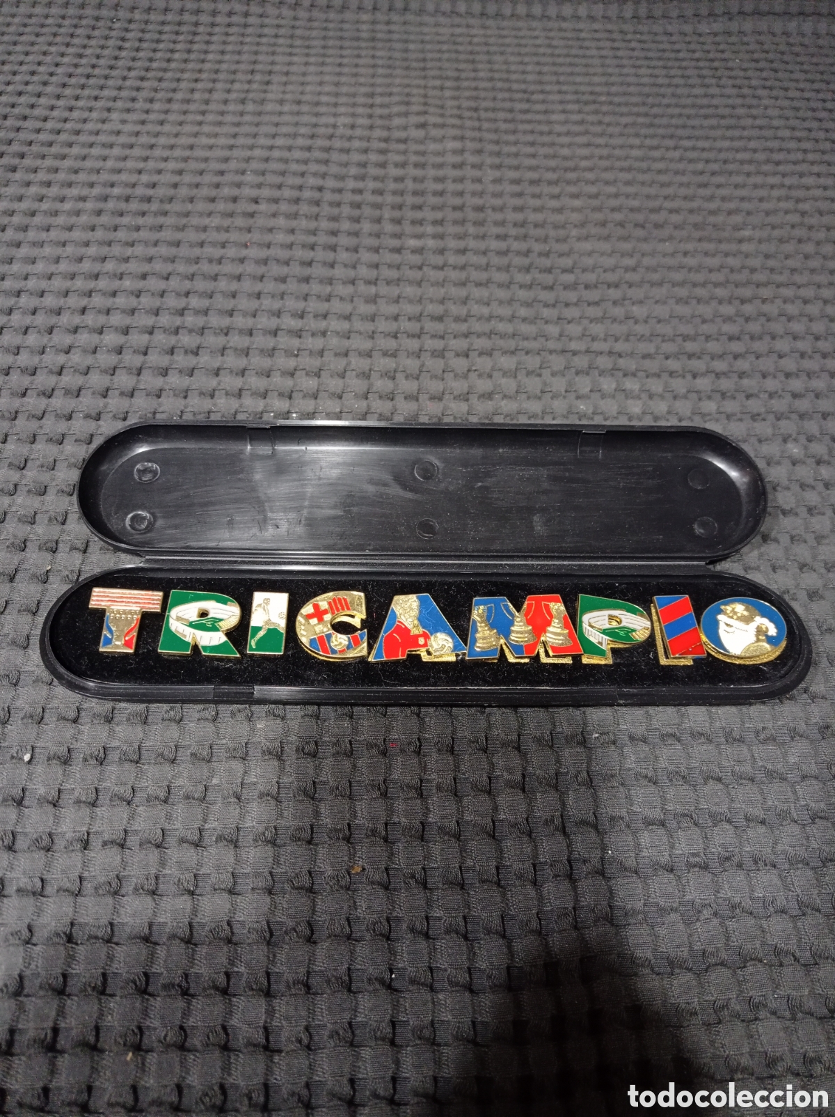 Pins Bar&ccedil;a tricampio