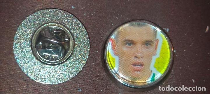 Pin's de collection: pin redondo metal - FUTBOL real Betis Balompi&eacute; , JUGADOR O ESCUDO . EQUIPO LIGA