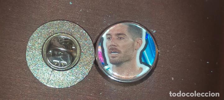Pin's de collection: pin redondo metal - FUTBOL real Betis Balompi&eacute; , JUGADOR O ESCUDO . EQUIPO LIGA