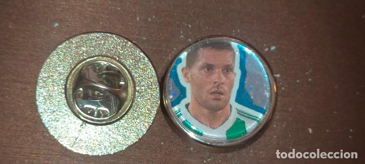 Pin's de collection: pin redondo metal - FUTBOL real Betis Balompi&eacute; , JUGADOR O ESCUDO . EQUIPO LIGA