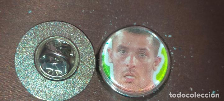 Pin's de collection: pin redondo metal - FUTBOL real Betis Balompi&eacute; , JUGADOR O ESCUDO . EQUIPO LIGA