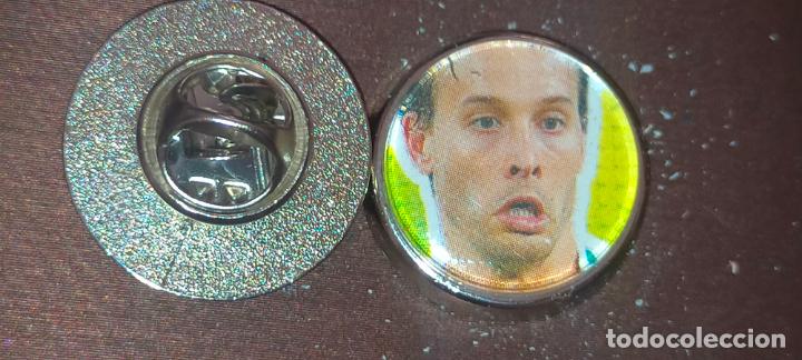Pin's de collection: pin redondo metal - FUTBOL real Betis Balompi&eacute; , JUGADOR O ESCUDO . EQUIPO LIGA