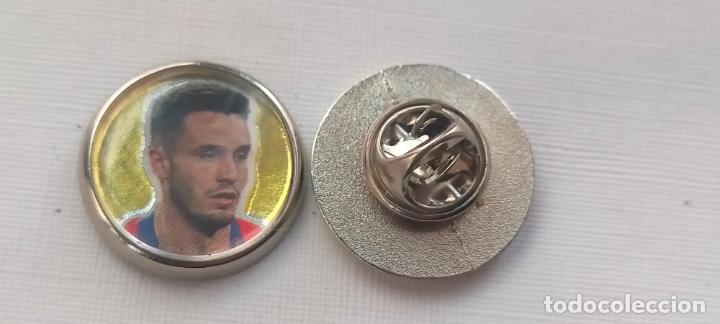 Sammlung von Pins: PIN REDONDO METAL - FUTBOL EQUIPO COMPONENTE JUGADOR CLUB ATLETICO DE MADRID METALIZADO
