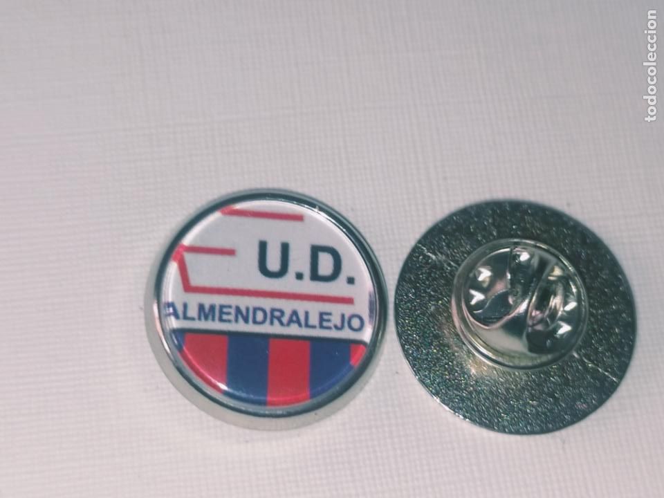 Pins de colecci&oacute;n: PIN REDONDO METAL - FUTBOL EQUIPO COMPONENTE JUGADOR f&uacute;tbol escudo Uni&oacute;n deportiva Almendralejo