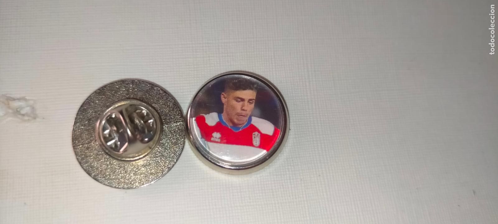 Collection pins: PIN REDONDO METAL - FUTBOL EQUIPO COMPONENTE JUGADOR f&uacute;tbol CLUB GRANADA